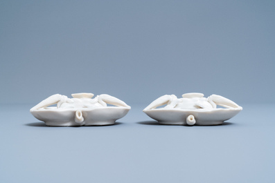 Une paire de compte-gouttes en forme de crabe en porcelaine blanc de Chine de Dehua, Kangxi