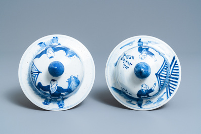 Een paar Chinese blauw-witte dekselvazen met figuratief decor, 19e eeuw