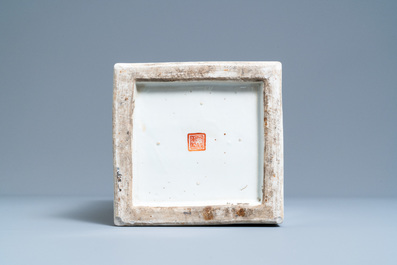 Un vase de forme carr&eacute;e en porcelaine de Chine qianjiang cai, 19&egrave;me