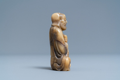 Een Chinese Shoushan zeepstenen figuur van een bebaarde man, 18e eeuw