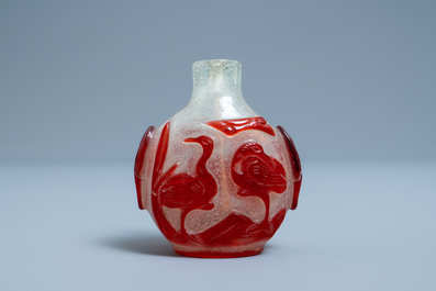 Une tabati&egrave;re en verre overlay en rouge et blanc, Chine, 18&egrave;me