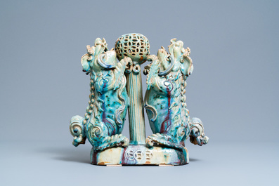 Un grand br&ucirc;le-parfum figurant deux lions bouddhistes en gr&egrave;s porcelaineux &agrave; &eacute;mail flamb&eacute; dite 'de Shiwan', 18/19&egrave;me