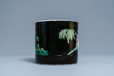 Un pot &agrave; rouleaux en porcelaine de Chine famille verte &agrave; d&eacute;cor appliqu&eacute;, Chine, 19/20&egrave;me