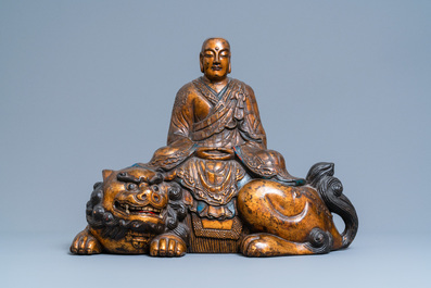 Une grande figure de Monju sur un shishi en bois dor&eacute;, laqu&eacute; et polychrom&eacute;, Japon, Edo/Meiji, 18/19&egrave;me