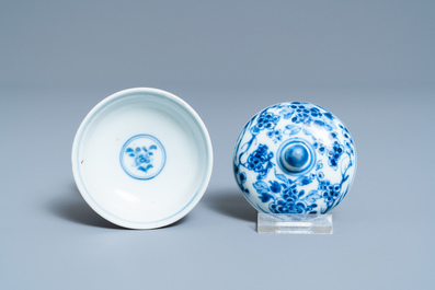 Een Chinees blauw-wit zoutvat met deksel, Kangxi