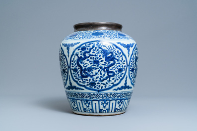 Een Chinese blauw-witte 'draken' pot met metalen montuur, Jiajing