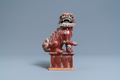 Un mod&egrave;le d'un lion bouddhiste en porcelaine de Chine sang de boeuf monochrome, 19&egrave;me