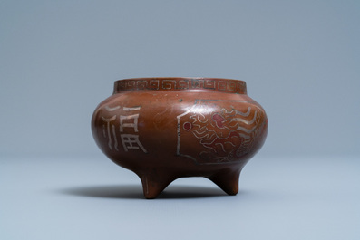 Un br&ucirc;le-parfum en bronze incrust&eacute; d'argent et de cuivre, Chine, marque de Xuande, 18/19&egrave;me