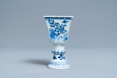 Een zeldzame Chinese taps oplopende vierkante blauw-witte stem cup, Kangxi
