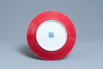 Un plat en porcelaine de Chine rouge de rubis monochrome, marque et &eacute;poque de Jiaqing