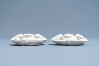 Une paire de compte-gouttes en forme de crabe en porcelaine blanc de Chine de Dehua, Kangxi