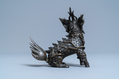 Un br&ucirc;le-parfum en forme de qilin en bronze, Chine, Ming