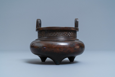 Een Chinese bronzen driepotige wierookbrander, zegelmerk, Yuan