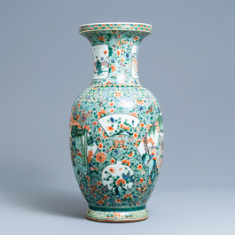 Un grand vase en porcelaine de Chine famille verte, 19/20&egrave;me