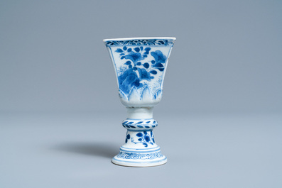 Une coupe de forme quadrangulaire sur piedouche en porcelaine de Chine en bleu et blanc, Kangxi