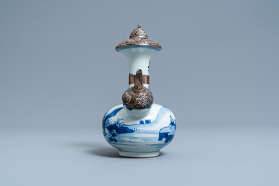 Un kendi en porcelaine de Chine en bleu et blanc &agrave; monture en argent, Kangxi