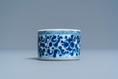 Twee Chinese blauw-witte borden en een inktpot, Kangxi