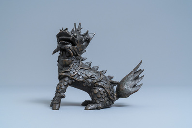 Een Chinese bronzen wierookbrander in de vorm van een kylin, Ming