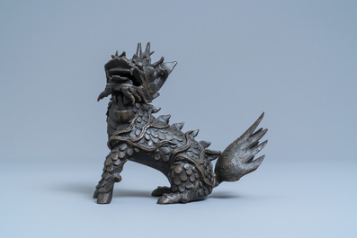 Un br&ucirc;le-parfum en forme de qilin en bronze, Chine, Ming