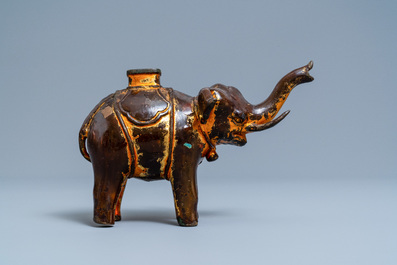Een Vietnamese gelakte en vergulde bronzen wierookbrander in de vorm van een olifant, 17e eeuw
