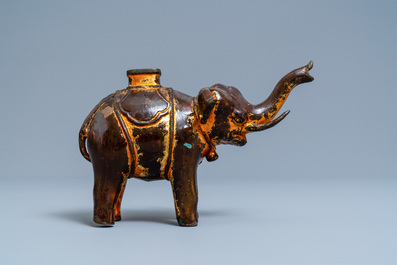 Un br&ucirc;le-parfum en forme d'&eacute;l&eacute;phant en bronze laqu&eacute; et dor&eacute;, Vietnam, 17&egrave;me