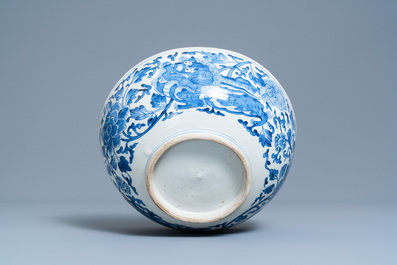 Un grand bol en porcelaine de Chine en bleu et blanc, &eacute;poque Transition