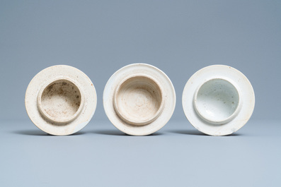 Trois vases couverts en porcelaine de Chine en bleu et blanc, &eacute;poque Transition/Kangxi