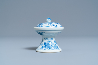 Un saleron et son couvercle en porcelaine de Chine en bleu et blanc, Kangxi