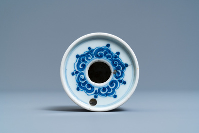 Twee Chinese blauw-witte borden en een inktpot, Kangxi