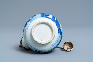 Un kendi en porcelaine de Chine en bleu et blanc &agrave; monture en argent, Kangxi