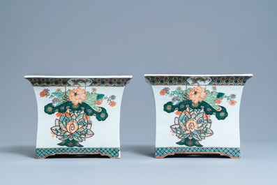 Une paire de jardini&egrave;res de forme rectangulaire en porcelaine de Chine famille rose, 19&egrave;me