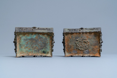 Een paar Chinese bronzen wierookbranders met opengewerkte deksels in Ming-stijl, 19e eeuw
