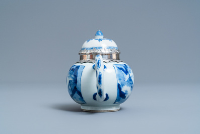 Une th&eacute;i&egrave;re couverte en porcelaine de Chine en bleu et blanc &agrave; monture en argent, Kangxi