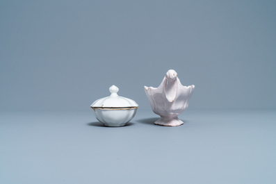 Un panier, un plat lob&eacute;, une bo&icirc;te &agrave; &eacute;pices et une sauci&egrave;re en fa&iuml;ence blanche de Delft, 18&egrave;me
