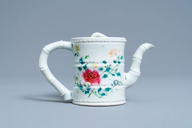 Een Chinese famille rose bamboevormige theepot, 19e eeuw