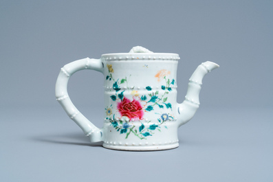 Une th&eacute;i&egrave;re couverte en forme de bambou en porcelaine de Chine famille rose, 19&egrave;me