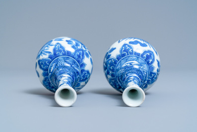 Een paar Chinese blauw-witte knobbelvazen, Kangxi