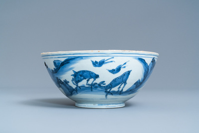 Un bol en porcelaine de Chine en bleu et blanc &agrave; d&eacute;cor de cerfs dans un paysage, marque de Chenghua, Ming