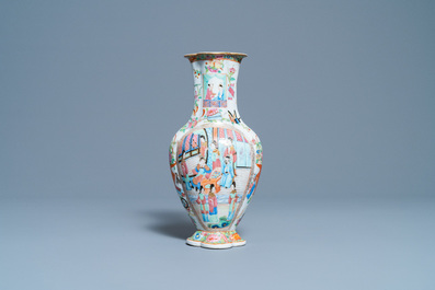 Un plat et un vase en porcelaine de Chine famille rose de Canton, 19&egrave;me