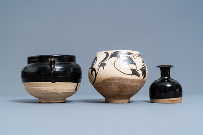 Deux vases et un bol en gr&egrave;s porcelaineux de type Cizhou, Chine, Song et Ming