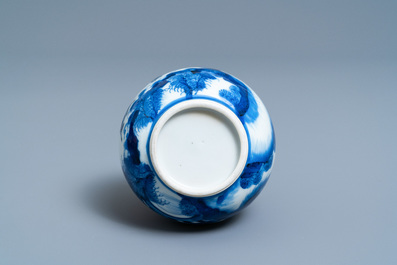 Een Chinese flesvormige blauw-witte vaas met ruiters, Kangxi