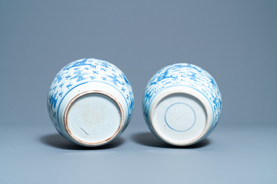 Deux pots en porcelaine de Chine en bleu et blanc &agrave; d&eacute;cor de dragons et ph&eacute;nix, Yongzheng