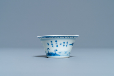 Une tasse &agrave; vin en porcelaine de Chine en bleu et blanc, Kangxi