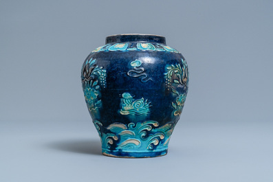 Een Chinese fahua vaas met eenden in een lotusvijver, Ming