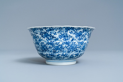 Un bol moul&eacute; en porcelaine de Chine en bleu et blanc &agrave; d&eacute;cor floral, Kangxi