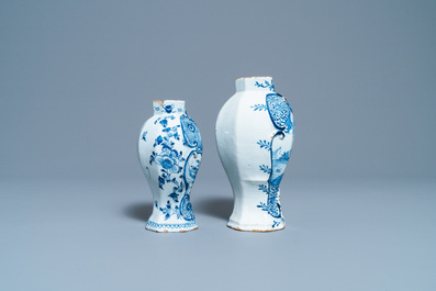 Une collection vari&eacute;e d'assiettes et de vases en fa&iuml;ence de Delft en bleu et blanc, 18&egrave;me