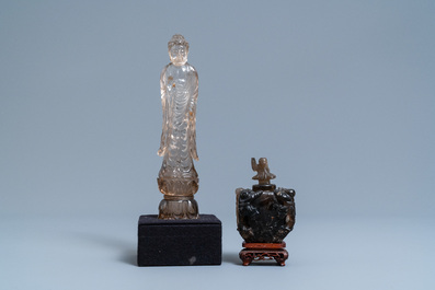 Een Chinese figuur van Boeddha en een dekselvaasje in bergkristal, 19/20e eeuw