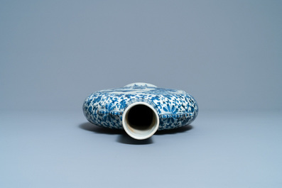Een Chinese blauw-witte 'moonflask' vaas met strijdende ruiters, 19e eeuw
