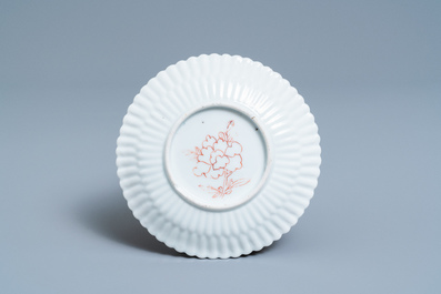 Une th&eacute;i&egrave;re sur support en porcelaine de Chine famille rose &agrave; d&eacute;cor floral appliqu&eacute;, Yongzheng