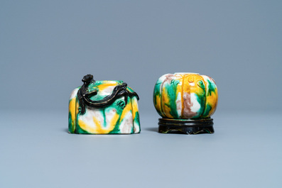Deux lave-pinceaux en porcelaine de Chine &agrave; &eacute;mail sancai, Kangxi